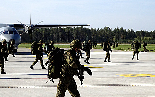 Odbili lotnisko w Szymanach z rąk przeciwnika.  Ćwiczenia Dragon 17 z udziałem Wojsk Obrony Terytorialnej. ZOBACZ FILM I ZDJĘCIA